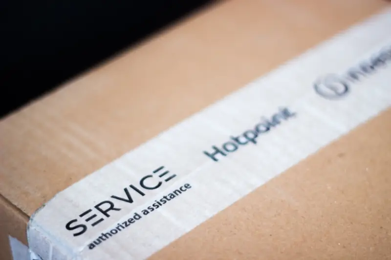 Коробок с наклейкой service authorized
